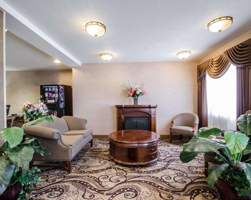 Econo Lodge Inn & Suites Evansville East 28/40