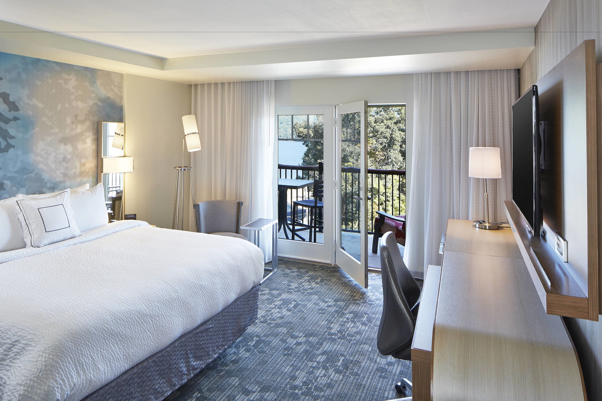 ROOM, KING BED, LAKE VIEW, BALCONY