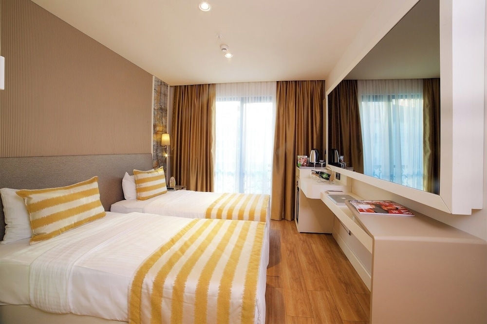 DELUXE, TWIN BEDS, CITY VIEW