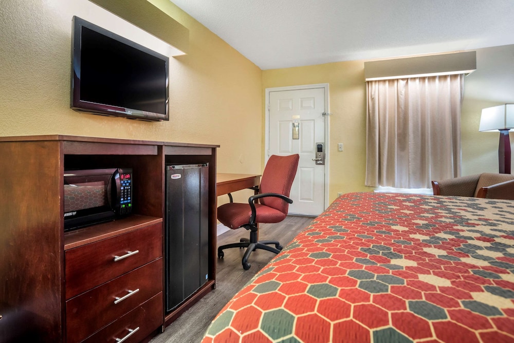 Econo Lodge Tupelo Barnes Crossing 12/31
