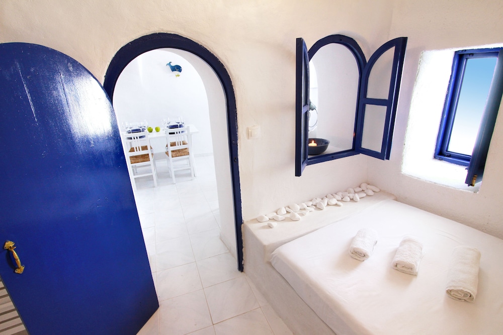 Blu Blanco Cave House 13/47