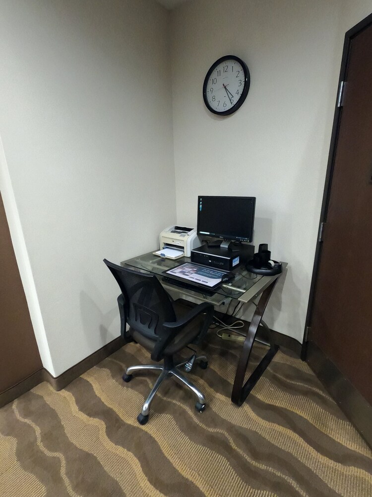 Hometowne Studios Suites Washington 40/43