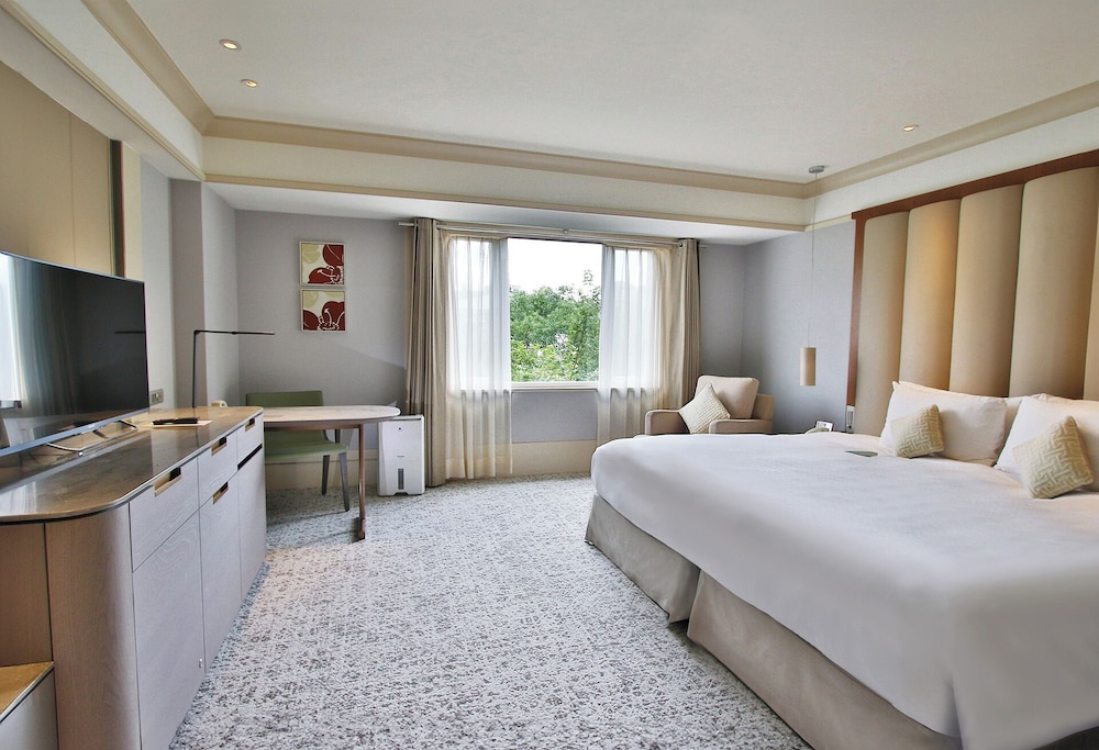 Royal, Vip, Premier, Single, King Bed, Living Area