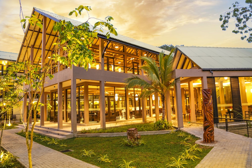 Oak Ray Wild Yala in TISSAMAHARAMA