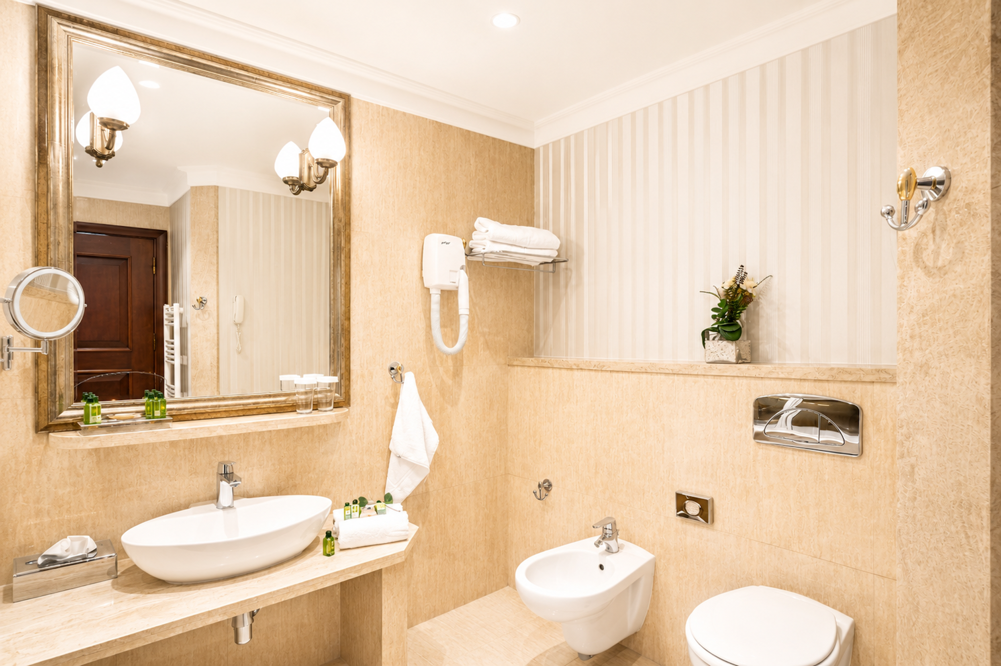 Crystal Palace Boutique Hotel 66/68