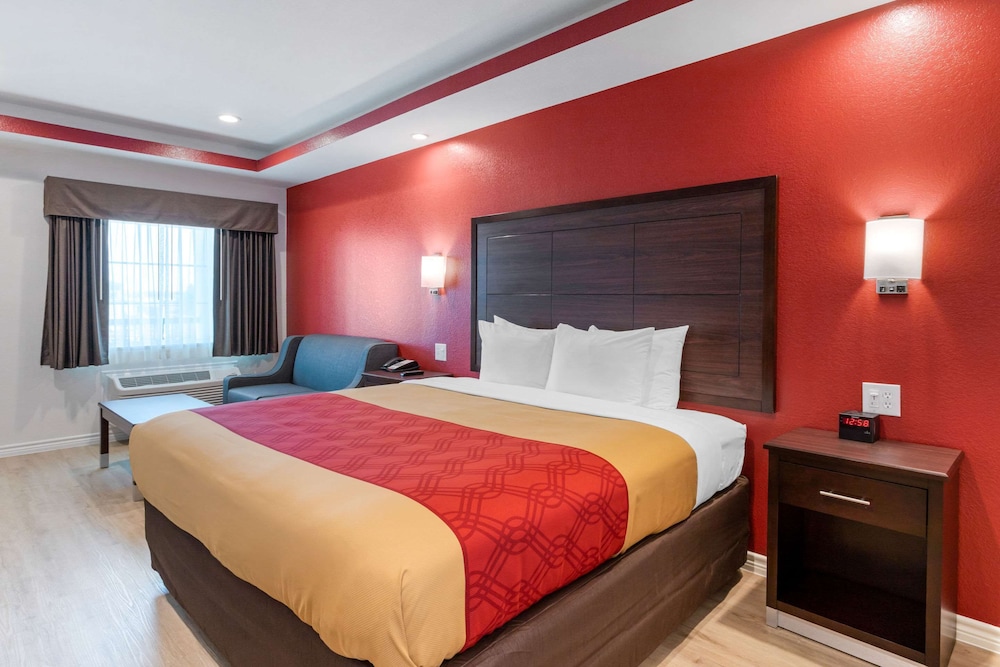 EFFICIENCY, KING BED, ACCESSIBLE