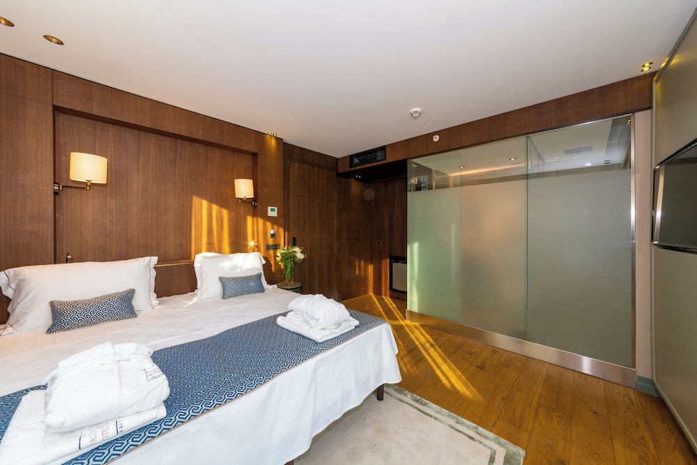 PANORAMIC, DOUBLE BED, CITY VIEW, BALCONY