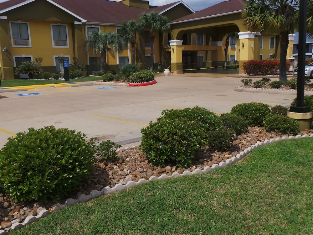 SURESTAY PLUS HOTEL BY BEST WESTERN ALVIN 1/36