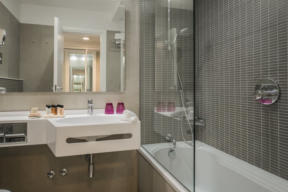 Crowne Plaza St Peter S 23/77