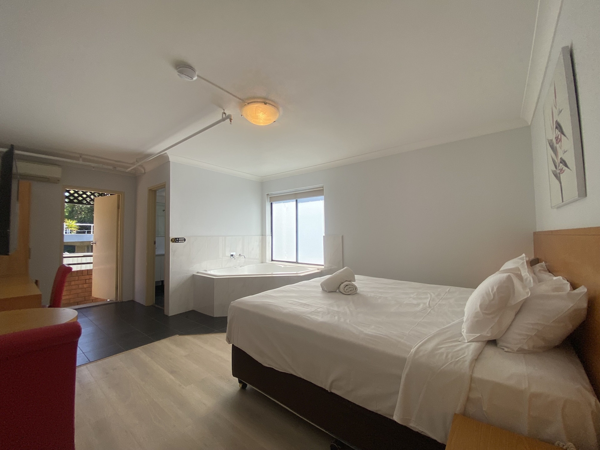 DELUXE, QUEEN BED, JETTED TUB