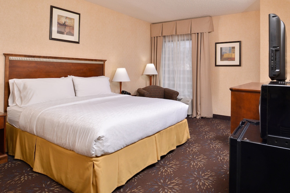 Holiday Inn Express Hotel Suites West Chester 28/76