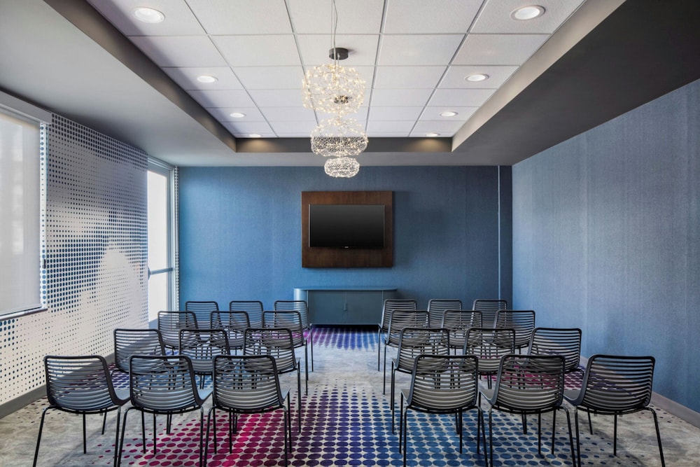 Aloft Phoenix Airport 50/62