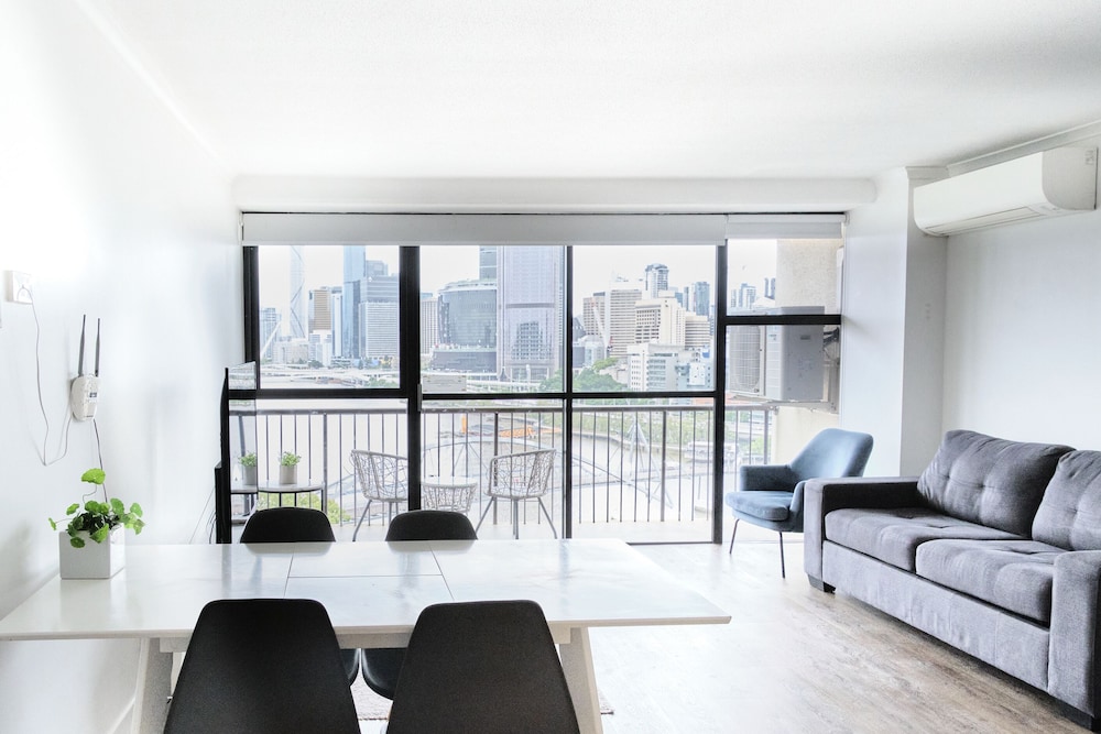 River Plaza Apartments 25/50