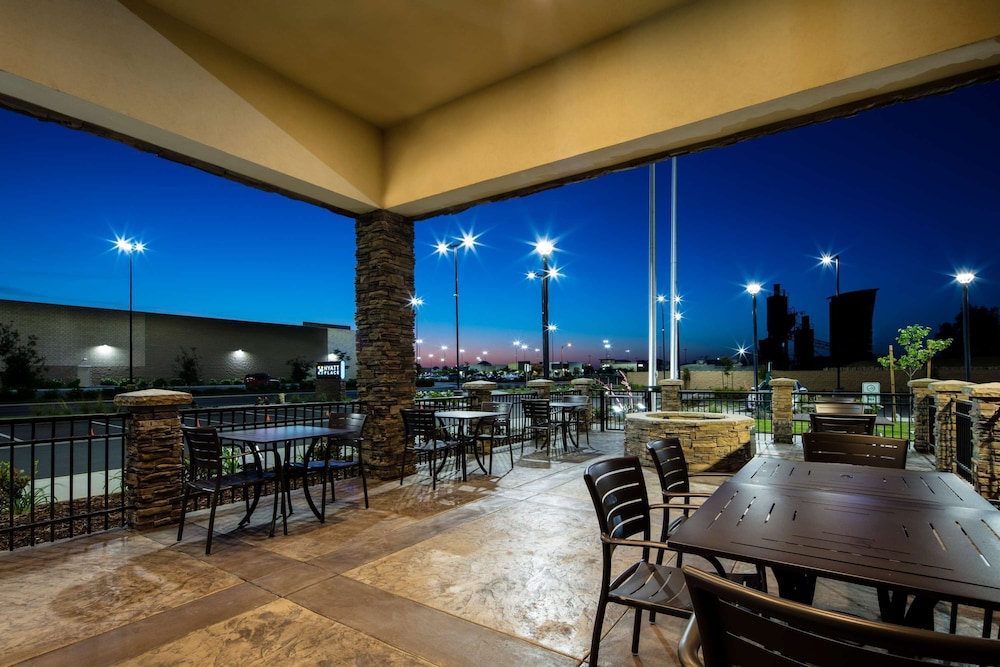Hyatt Place Delano 38/55