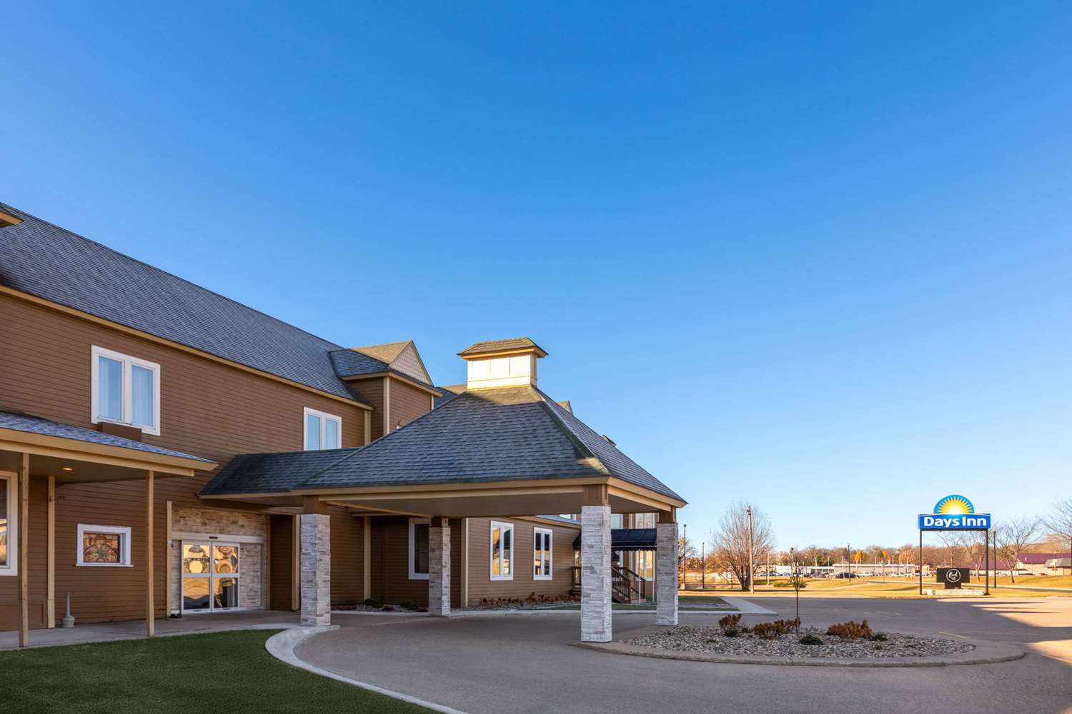 Days Inn by Wyndham Hutchinson 3/23