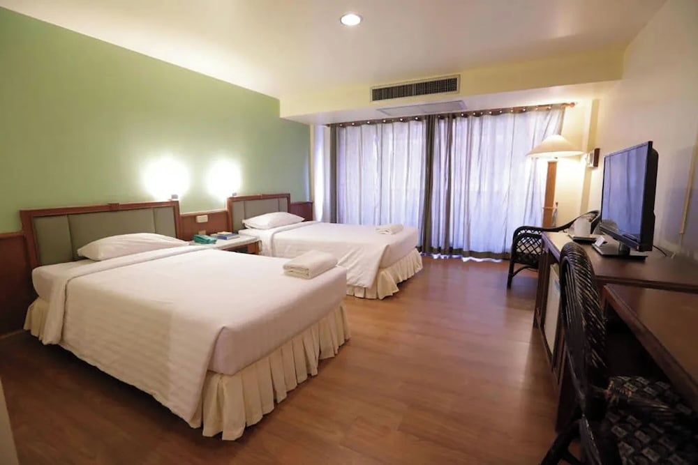 DELUXE, TWIN BEDS, BATHTUB