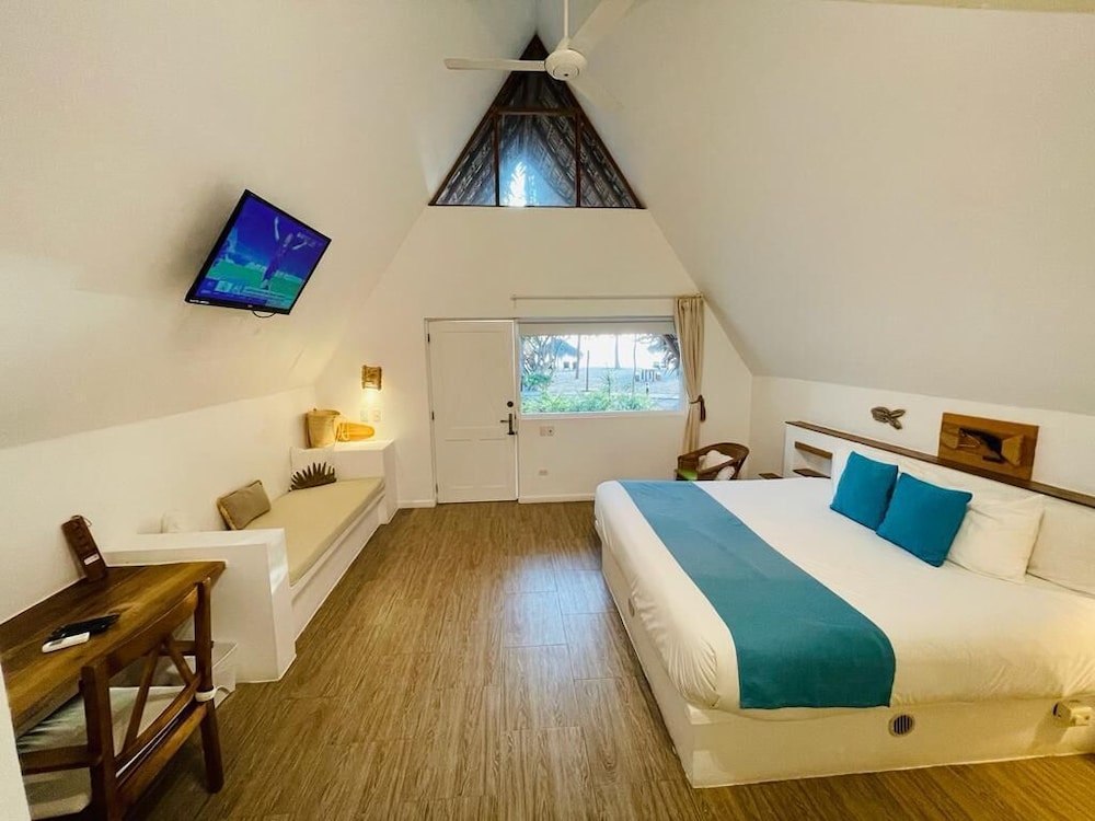 Deluxe, Bungalow, King Bed, Ocean Front, Sofa