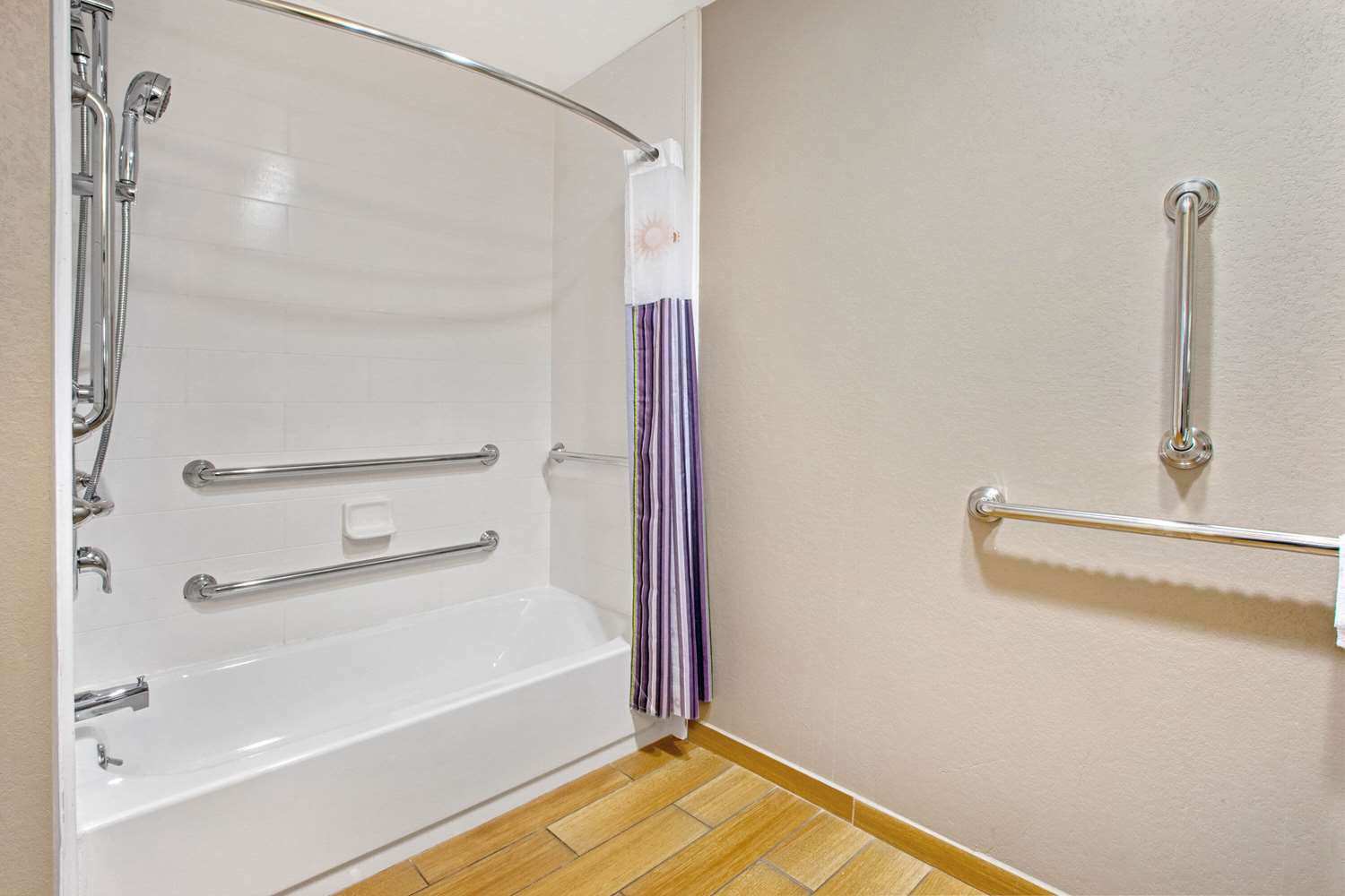 La Quinta Inn & Suites by Wyndham Detroit Metro Airport 55/55