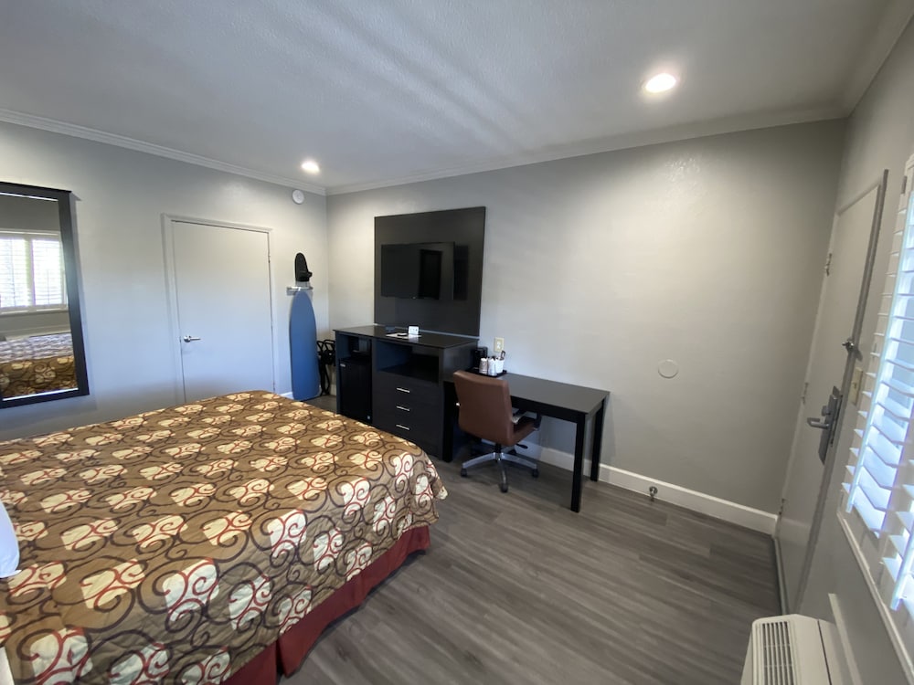 Budget Inn of Hayward 11/68