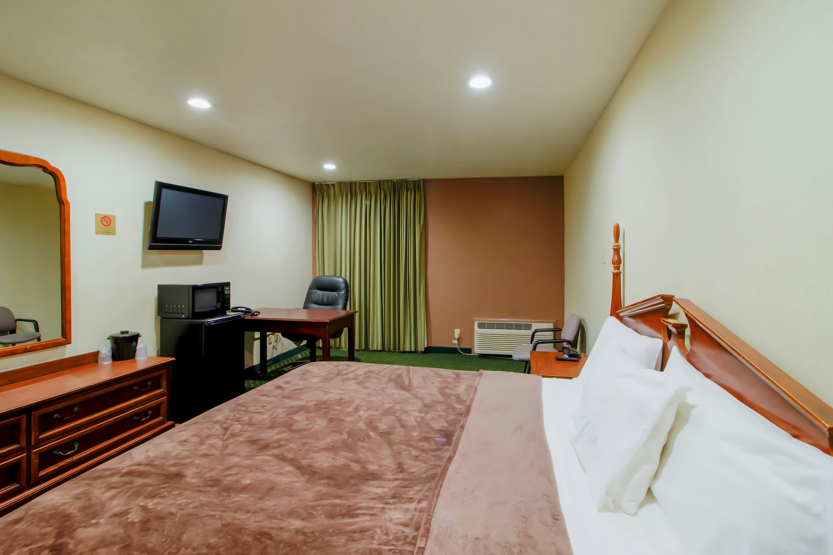 ROOM, KING BED, COURTSIDE