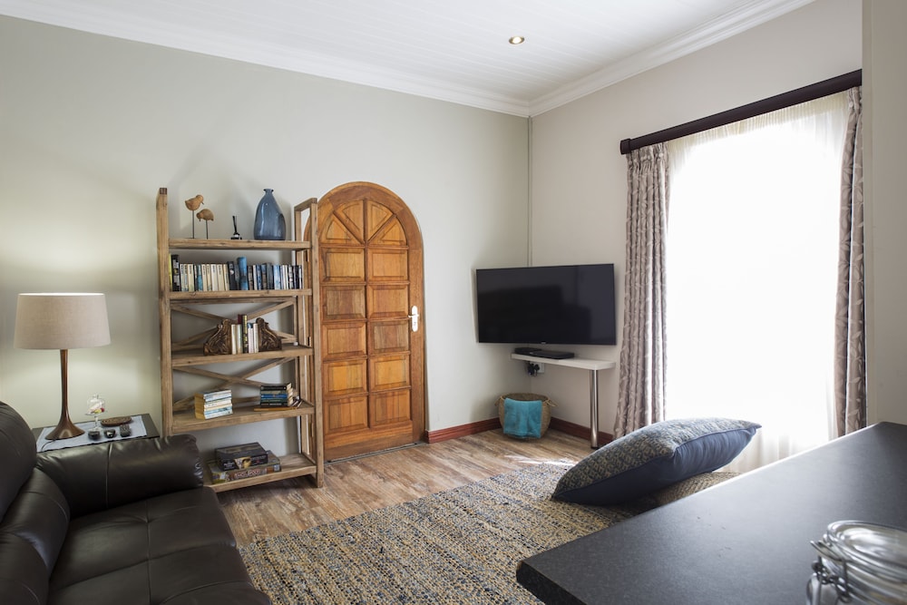The Browns' Luxury Guest Suites 27/38