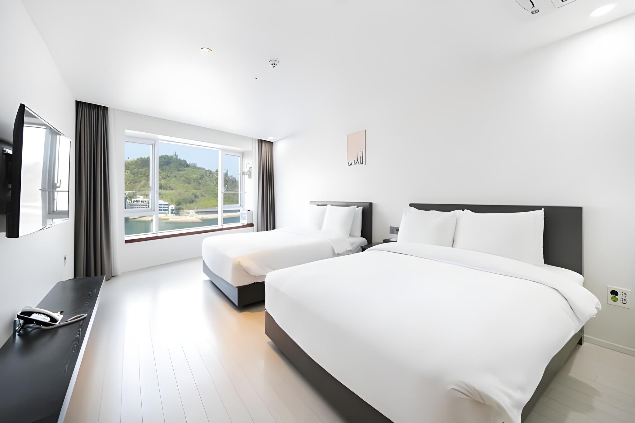 Cruise, Art, Family, Twin Beds, Partial Ocean View, Pool Access