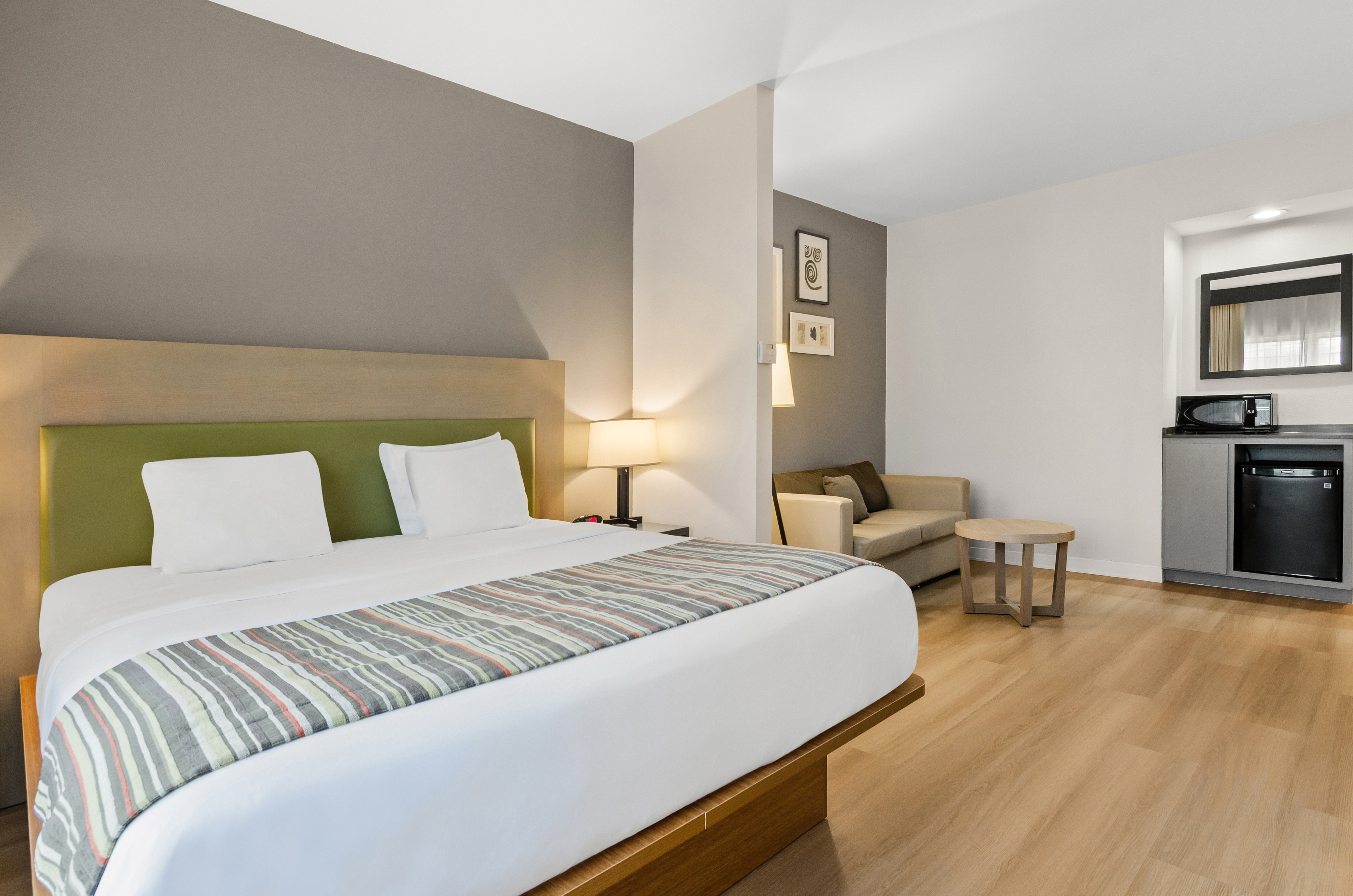 SUITE, KING BED