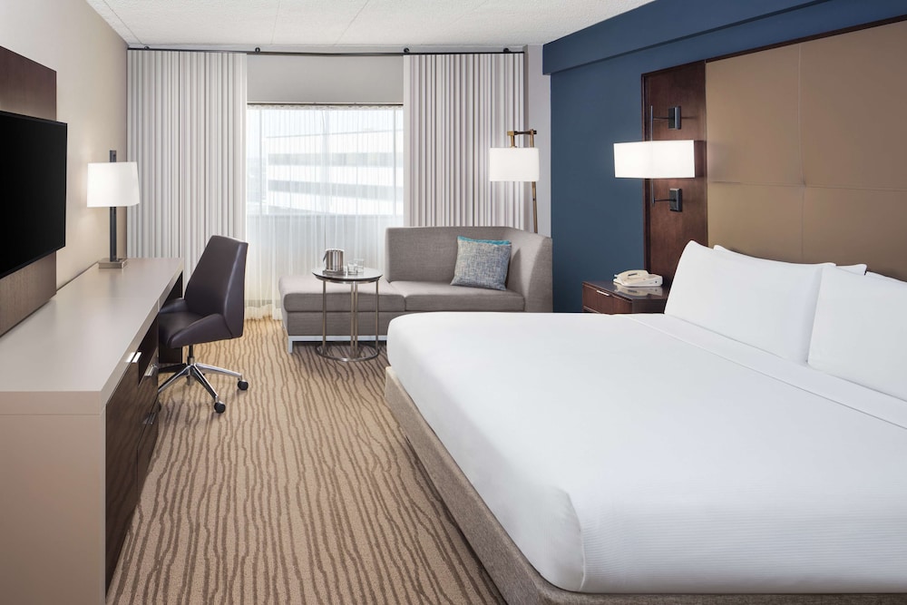 Room, King Bed, City Skyline View, Accessible