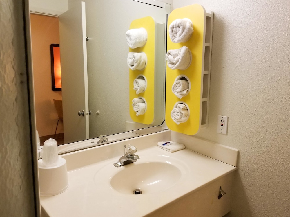 Motel6 Normal, IL - Bloomington Area 38/39