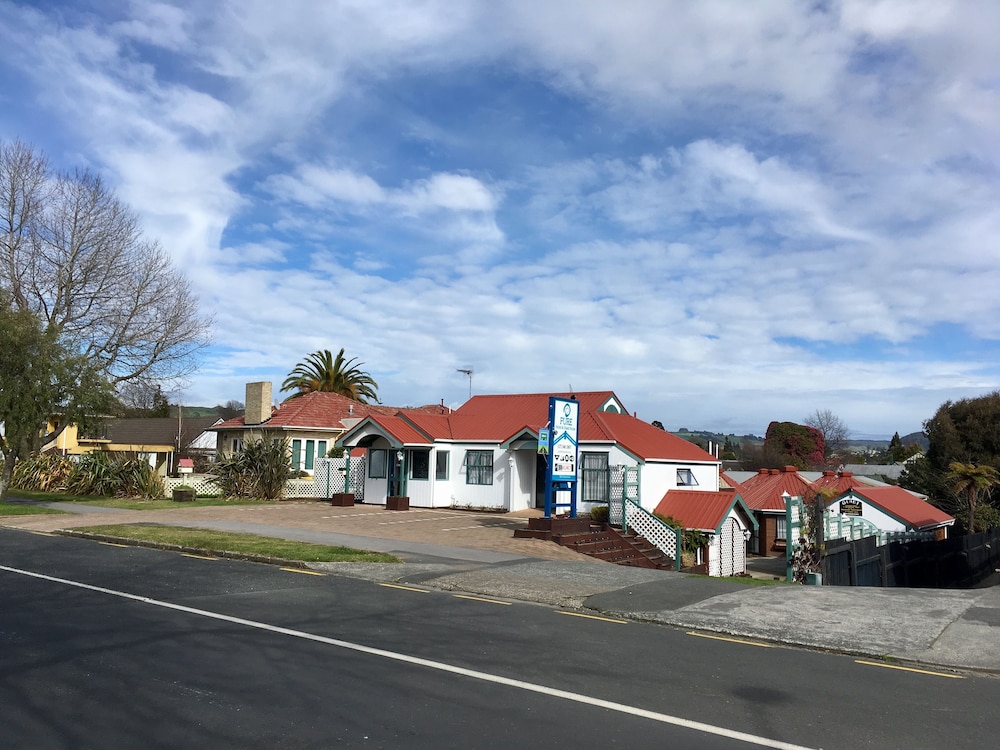 Pure Motel & Guest House 68/75