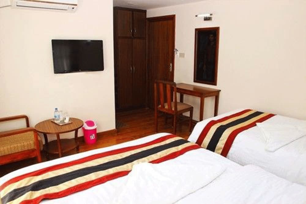 Hotel Everest Nepal 12/64