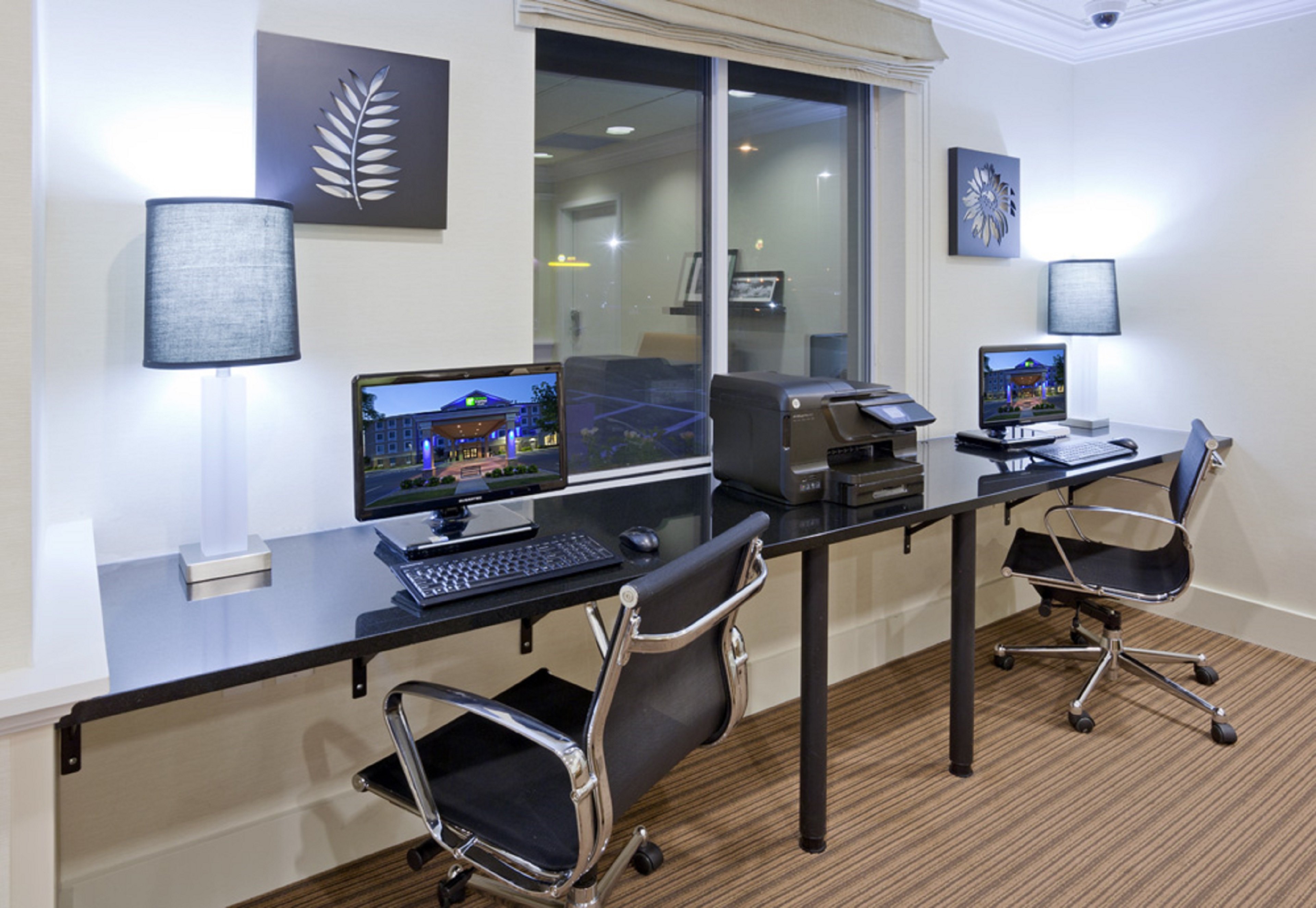 Holiday Inn Express Hotel Suites Rogers 47/51