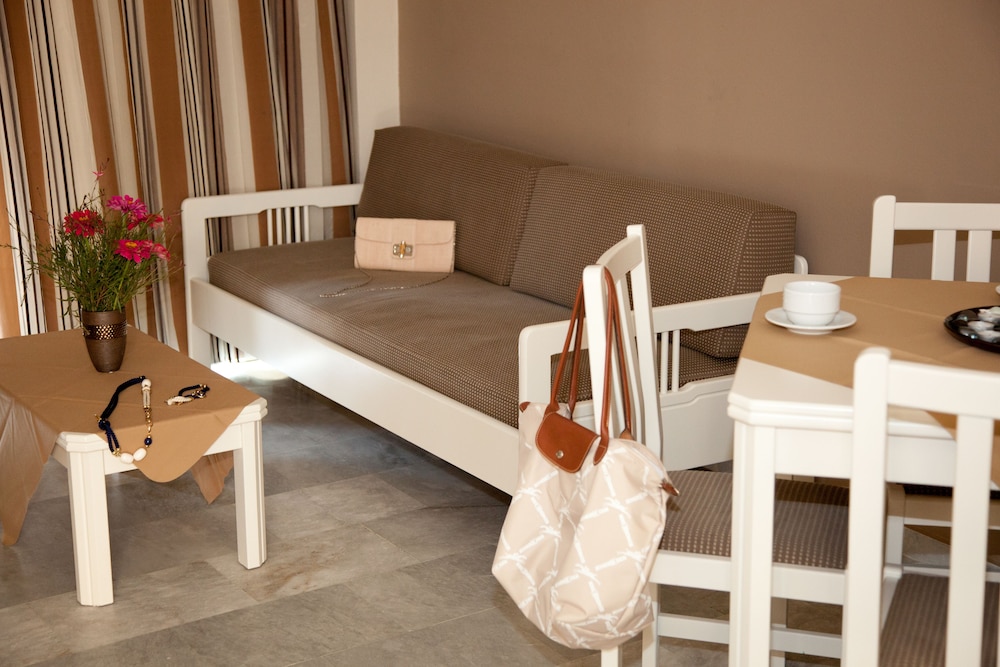 Golden Bay Suites 27/67