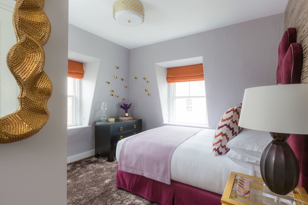 SUITE, QUEEN BED