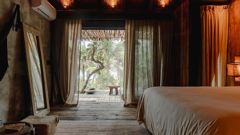SUPERIOR, KING BED, BEACH VIEW