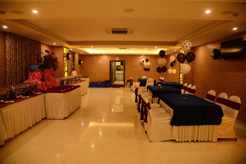 T S Royal Grand Hotel 12/33