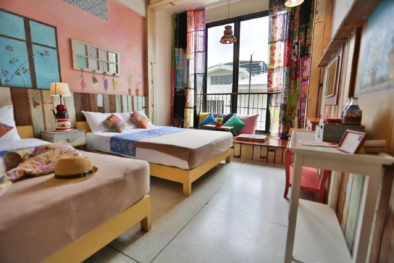 ROOM, TWIN BEDS