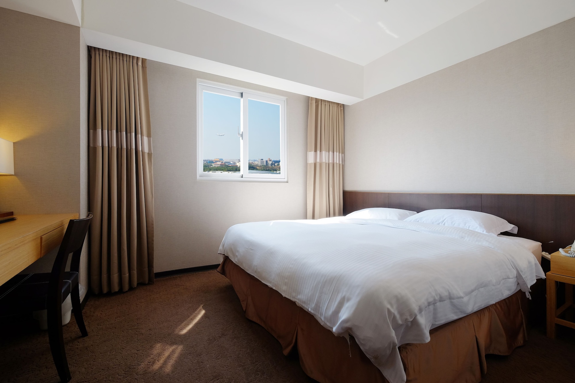 EXECUTIVE, QUEEN BED, CORNER