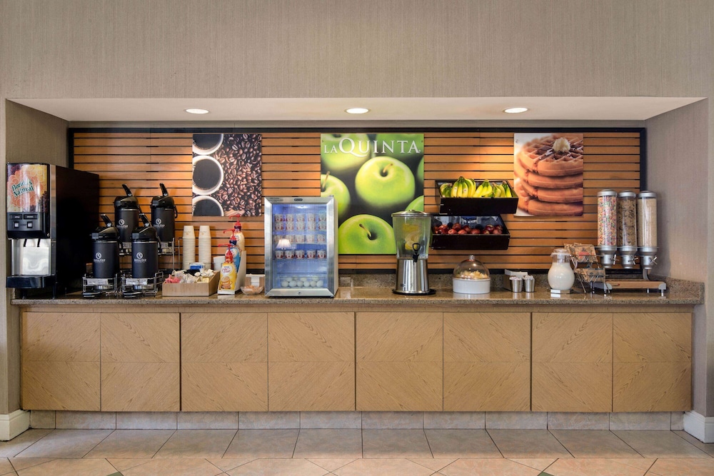 La Quinta Inn and Suites by Wyndham Greenville Haywood 52/68
