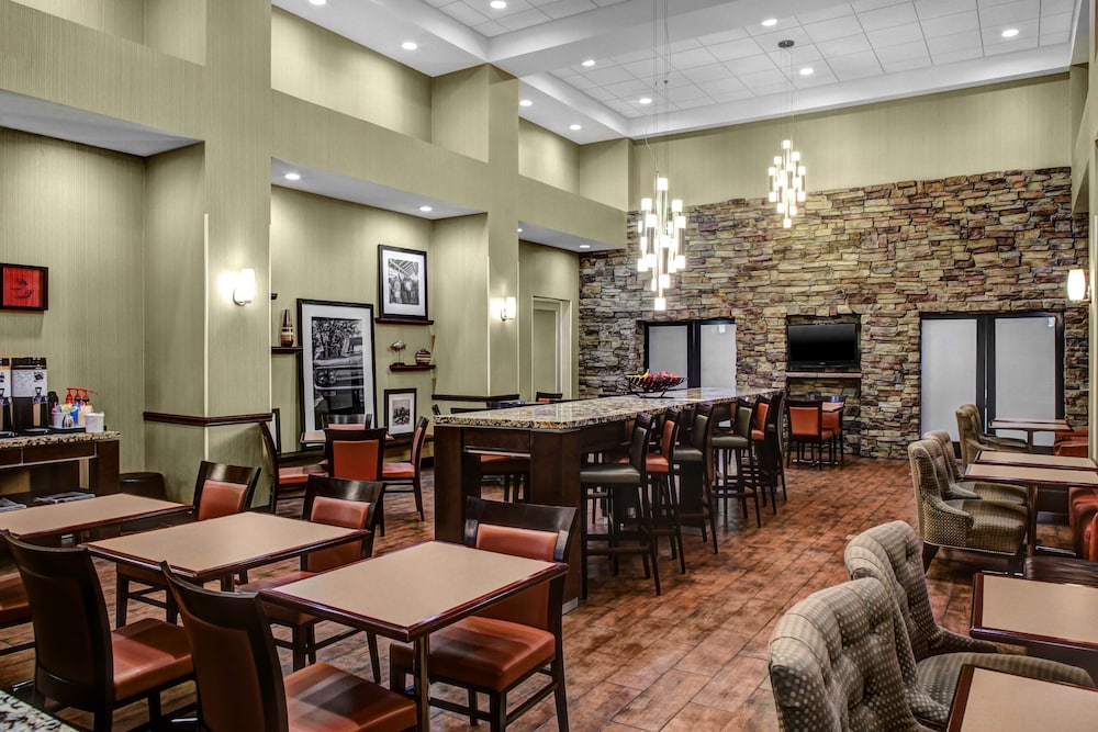 Hampton Inn and Suites-Bakersfield/Hwy 58, CA 38/51