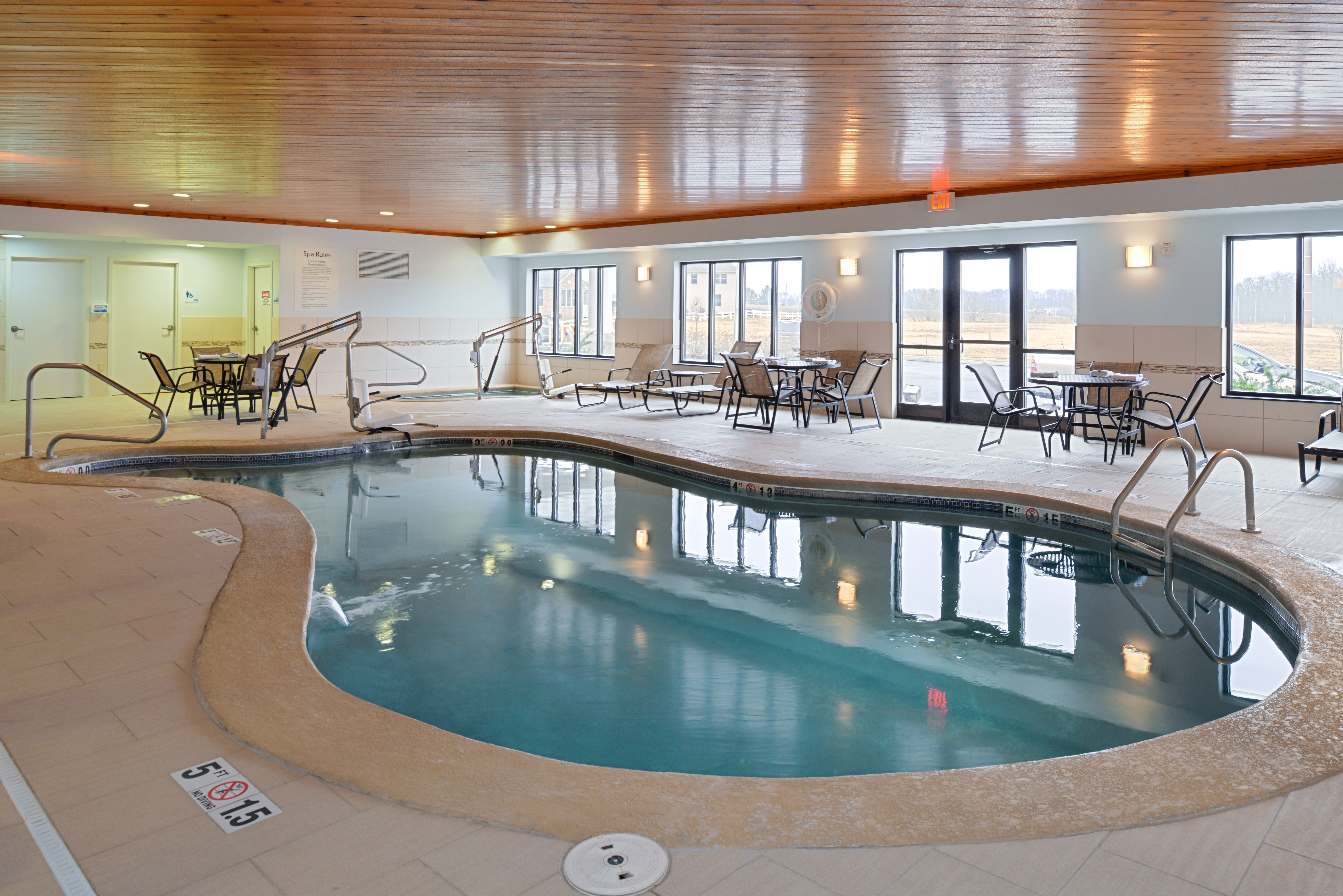 Holiday Inn Express Hotel And Suites Greenfield 30/65