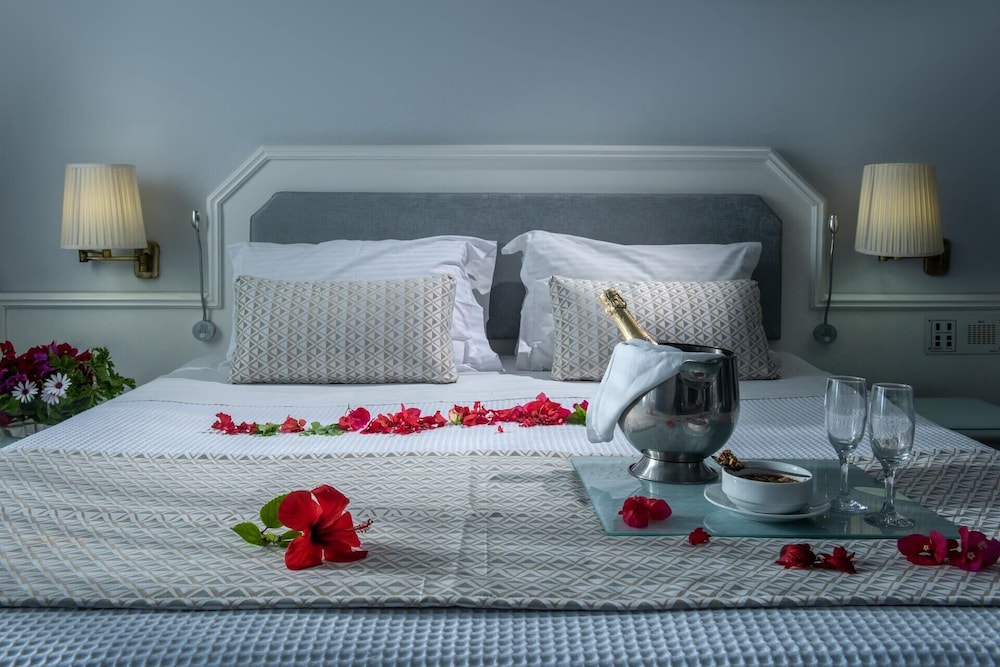 DELUXE, SEA VIEW, JETTED TUB