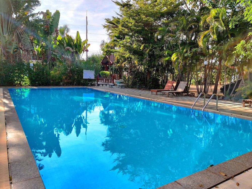Thongpaeka Hotel 48/50