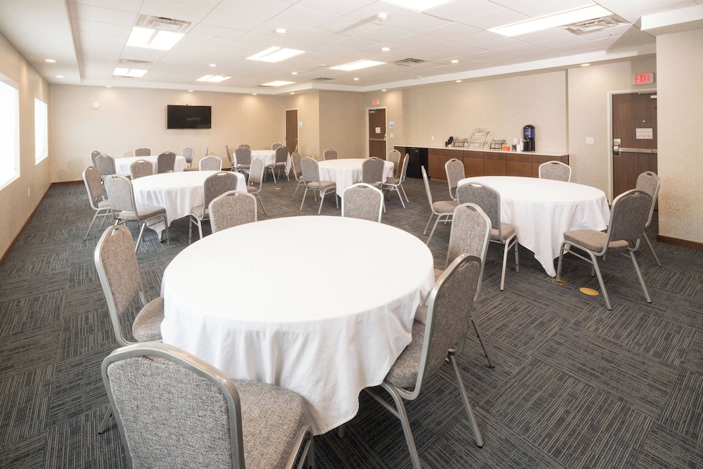 Holiday Inn Express & Suites Kalamazoo West 33/46