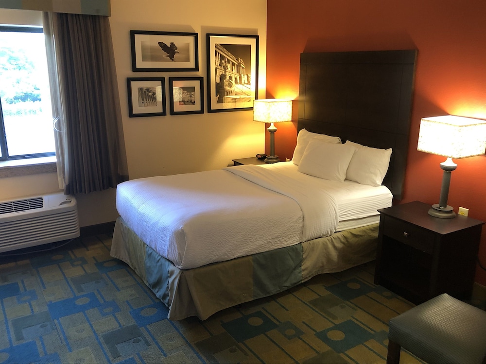 La Quinta Inn And Suites By Wyndham Plattsburgh 12/38
