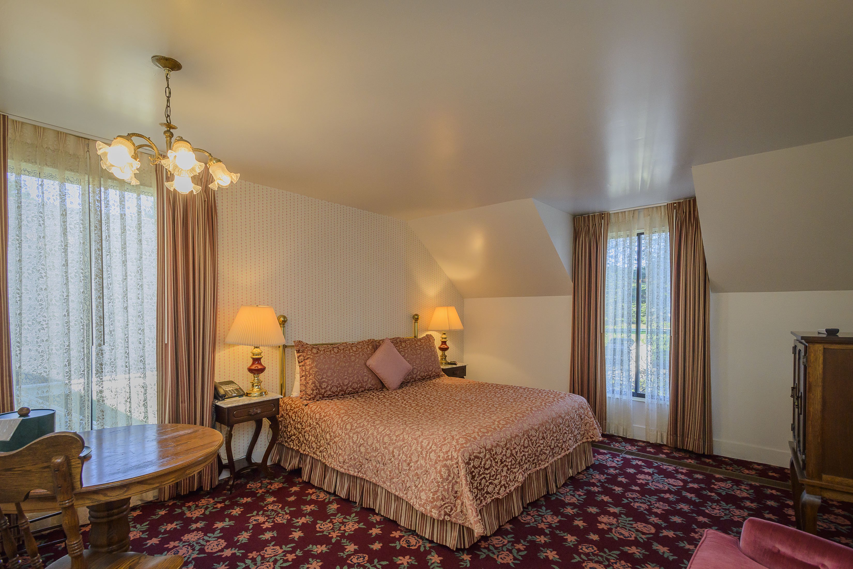 Hill House Inn 8/33