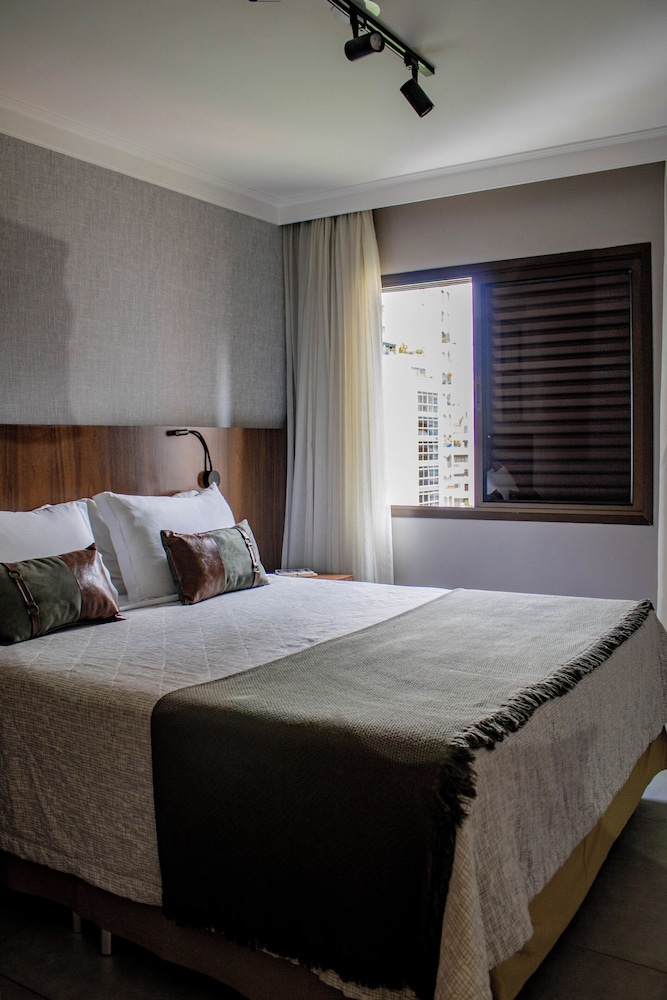 EXECUTIVE, QUEEN BED