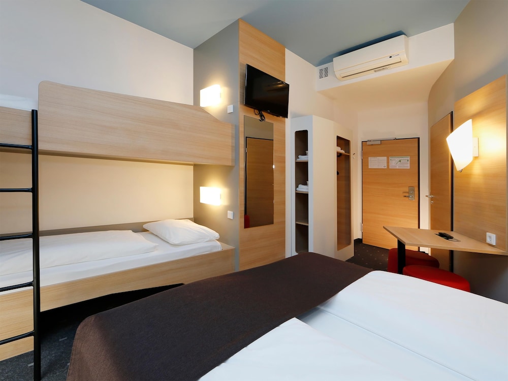 ROOM, QUADRUPLE, DOUBLE AND BUNK BED