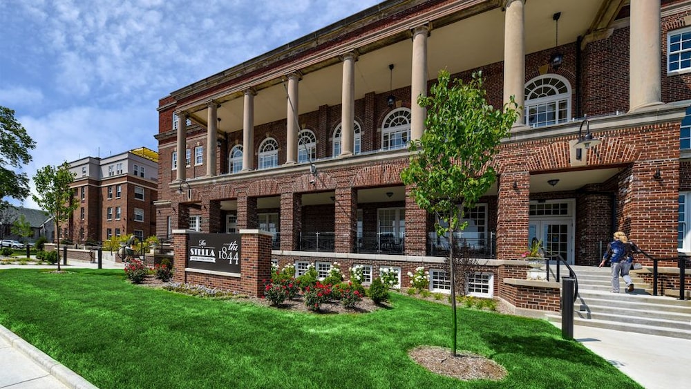 The Stella Hotel and Ballroom 1/66