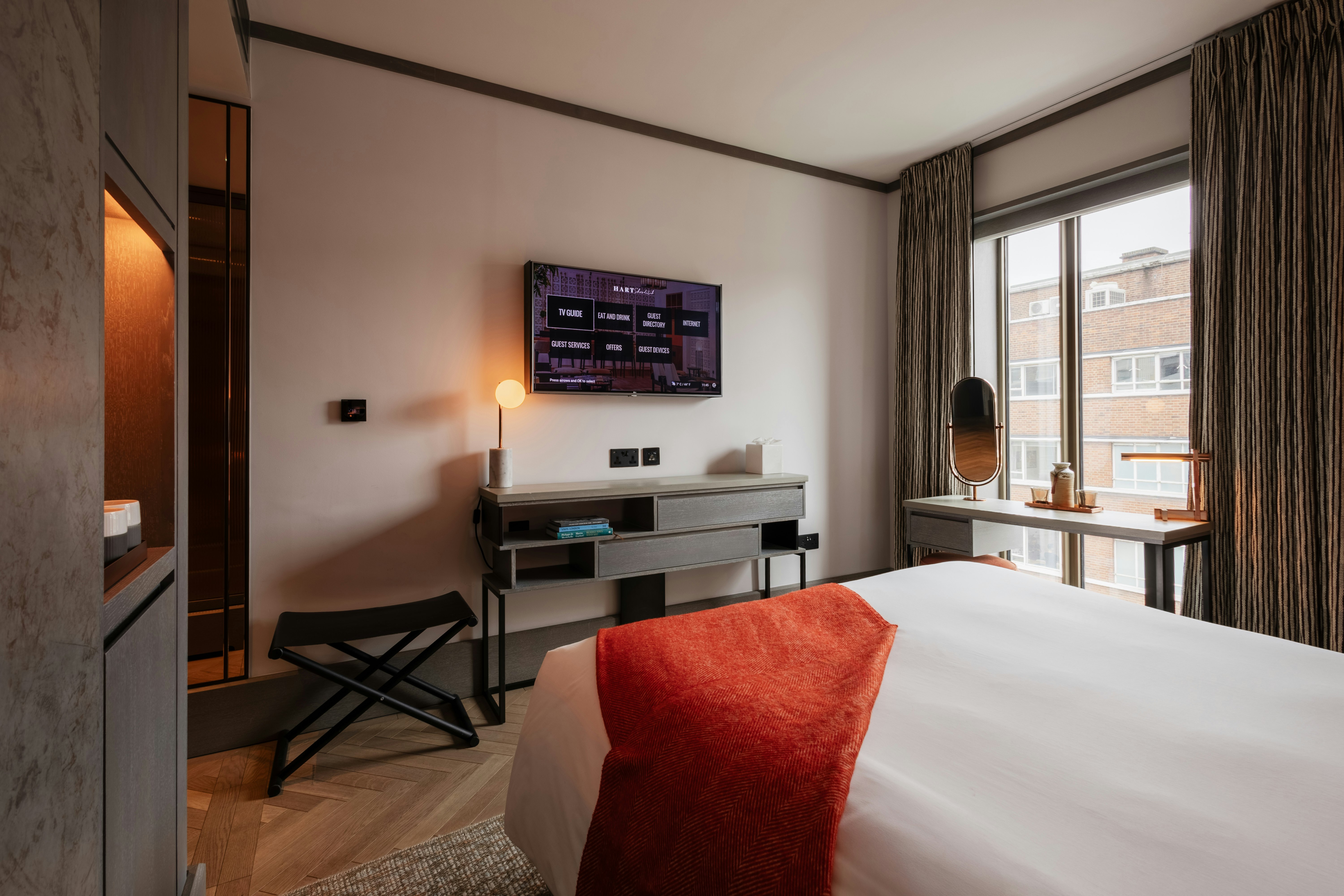 DELUXE, QUEEN BED
